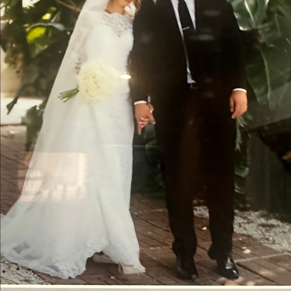 Elegant Lace White Wedding Dress - Picture 6 of 8